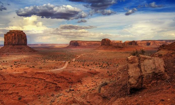 Фантастичні обриси скель на пустельному пейзажі: Долина монументів (5)