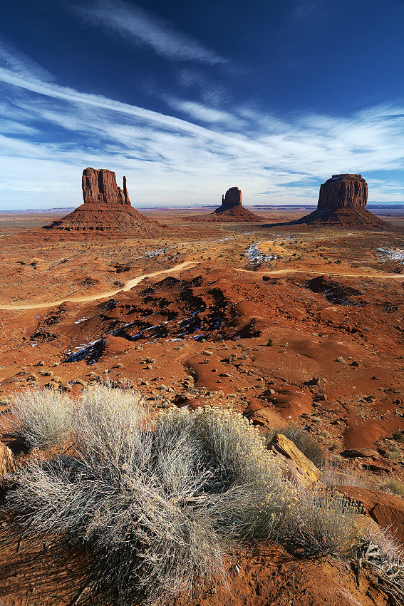 Фантастичні обриси скель на пустельному пейзажі: Долина монументів (1)