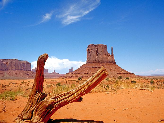 Фантастичні обриси скель на пустельному пейзажі: Долина монументів (11)