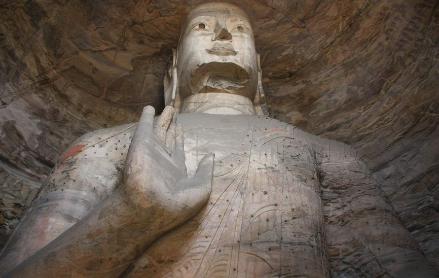 Статуя сидячого Гаутами, його піднята рука (Абхая-мудра) означає відкритість і безстрашність.