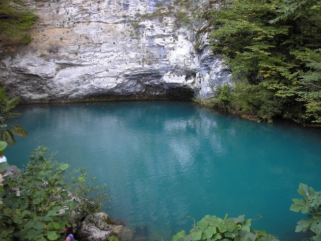 Синє озеро в Абхазії (2)