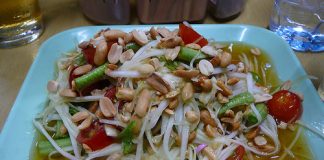 В Таиланде невозможно отказаться от двух овощных салатов: «Сом Тама» и «Ям Ныа»