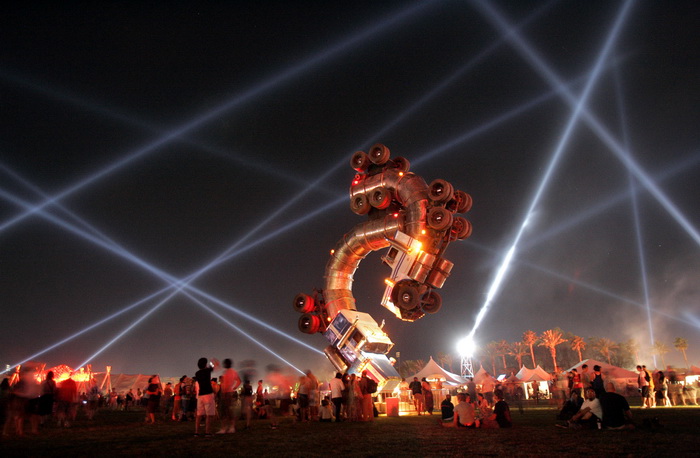 Фестиваль музики і мистецтв в долині Коачелла славиться лазерними шоу і скульптурними виставками