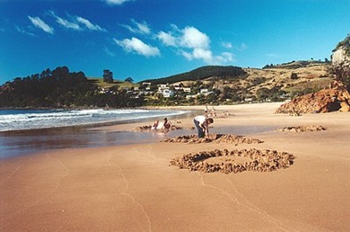 Природний спа-відпочинок: дивовижний пляж Hot Water Beach в Новій Зеландії! (3)
