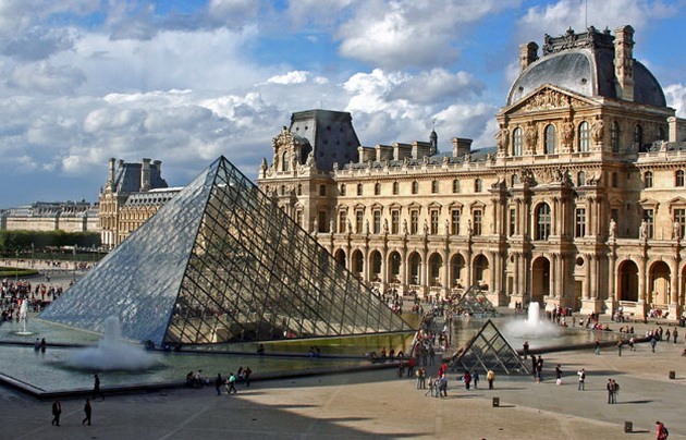 Лувр - головний будинок Парижа починаючи з 12 століття, колишня королівська резиденція, один з найстаріших, найбагатших і найбільших музеїв світу (1)