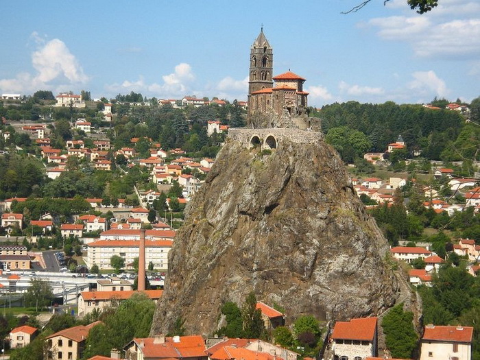 268 сходинок... до Бога: каплиця Святого Михайла на вершині скелі (Ле-Пюї-ан-Веле, Франція) (4)