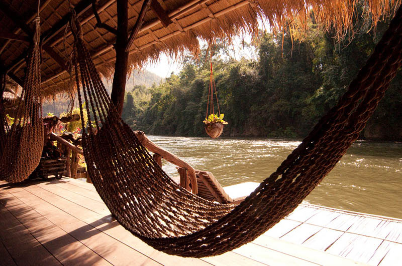 25 місць ідеальних для того, щоб полежати в гамаку (Готель у джунглях біля річки Кваі, Таїланд. )