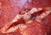 Щорічна томатна битва La Tomatina в Буньолі, Іспанія (1)