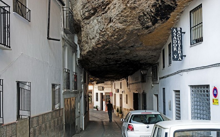 Сетеніль-де-лас-Бодегас - іспанське місто, загублене в каменях (3)