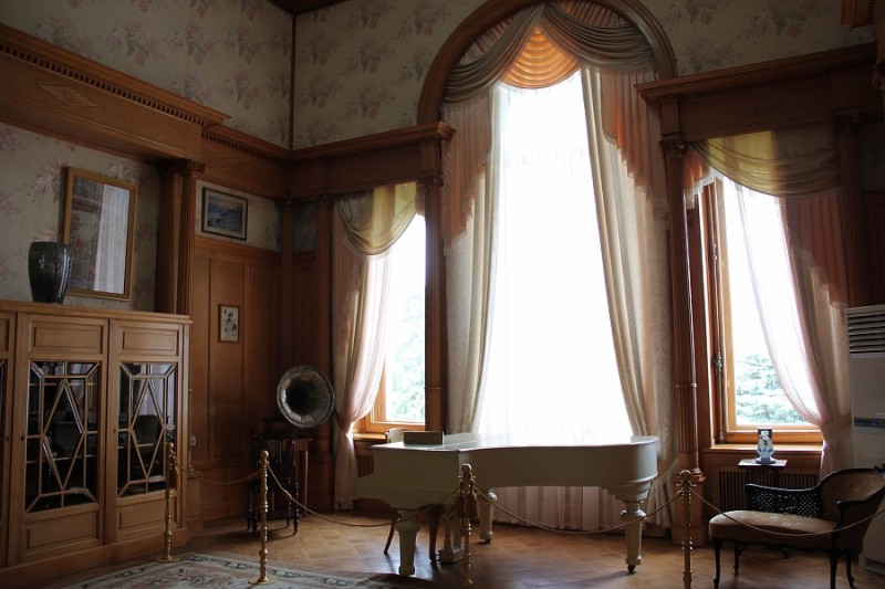 Старовинний рояль у вітальні імператриці фото: aksanova