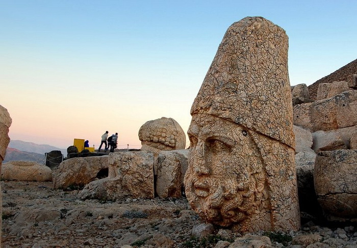 Турецькі пам'ятки: кам'яні голови на горі Немрут-Даг (6)