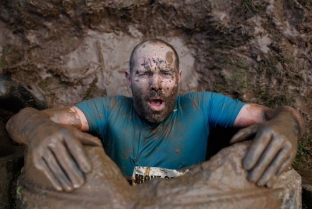Вогонь, багно, підземні тунелі: в Англії пройшов черговий «Tough Guy Challenge 2013» (3)