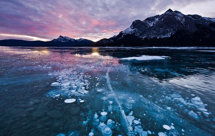 Канадські зимові пейзажі: озеро Авраама, "прикрашене" бульбашками повітря (2)