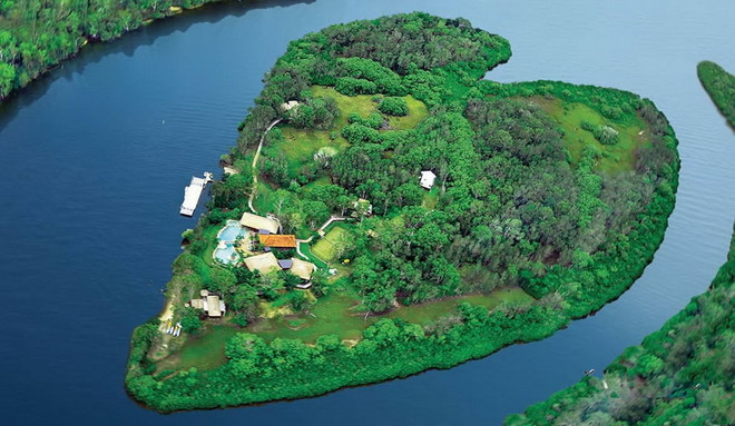Острів на річці Нуса в Квінсленді, Австралія.