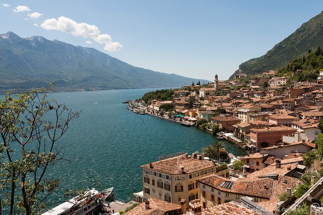 Найбільше озеро в Італії та одна із наймальовничіших водойм країни - Озеро Гарда (9)