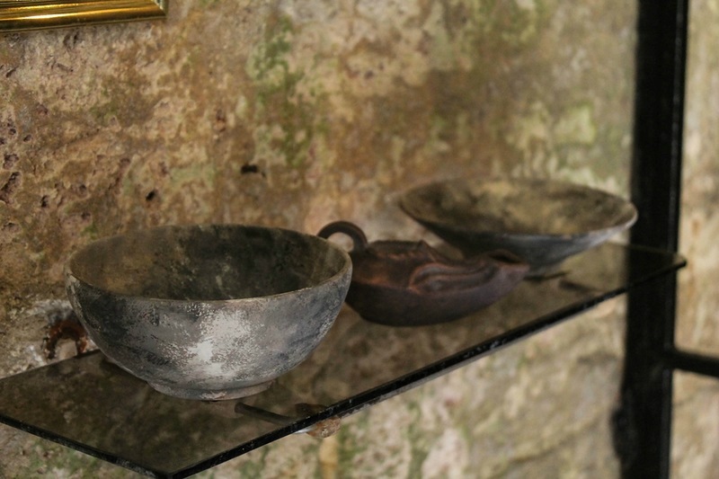 Старовинний посуд у відтвореному склепі фото: ankerch-crimea.ru