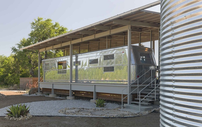 Locomotive Ranch Trailer Home - житло з алюмінієвого трейлера