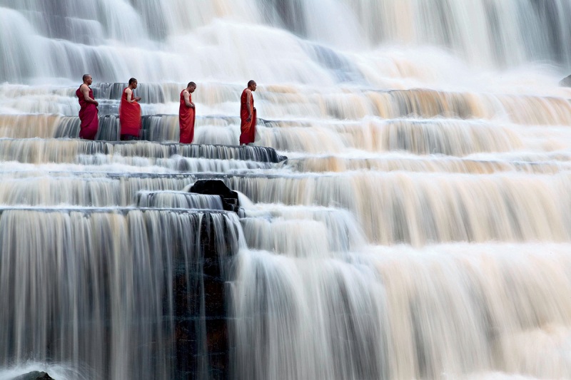 Монахи на водоспаді. фото: Dang Ngo