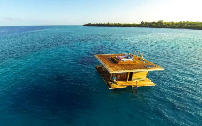 Manta Resort - плавучий готель біля берегів Танзанії.