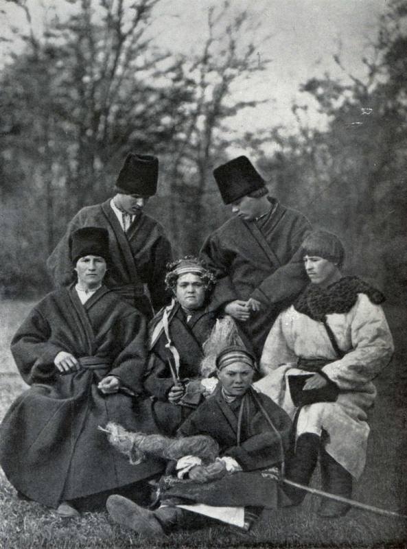 Весільна група в зимовому одязі. Поділля. Початок ХХ століття.