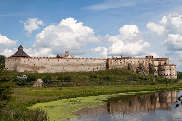 Пам'ятка фортифікаційної архітектури XVI століття, розташована у селищі Меджибіж Хмельницької області, на верхів'ях Південного Бугу.