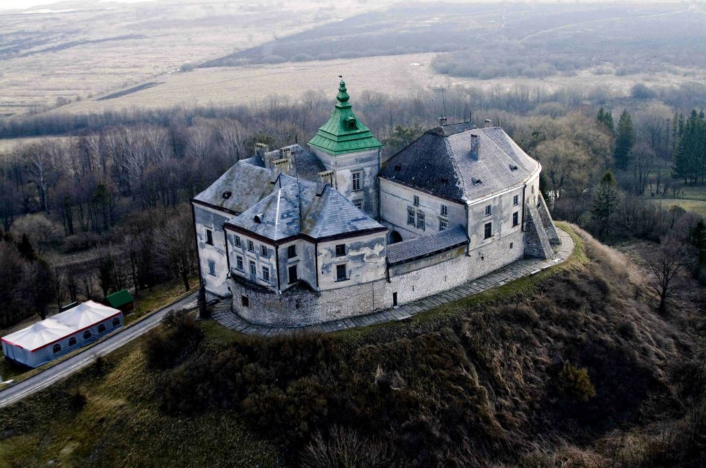 Пам'ятка архітектури та історії XIII–XVIII століть, розташований у смт Олесько Львівської області.