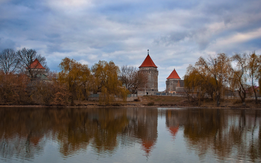 Замок в містечку Скалат (Тернопільська область). Розташований у південно-західній частині міста, у заплаві ріки Гнилої.