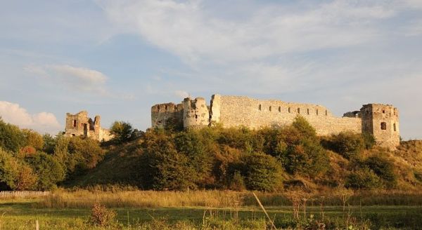 Пнівський замок на підніжжі Страгори, осторонь від міста Надвірна.