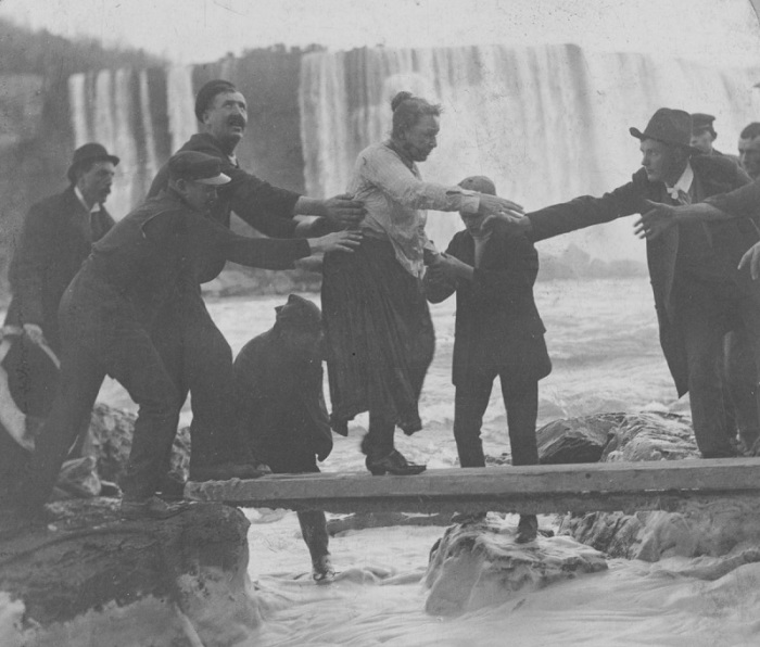 Чоловіки, які допомагають Енні Едсон Тейлор вибратися після падіння з Ніагарського водоспаду. | Фото: mashable.com. 