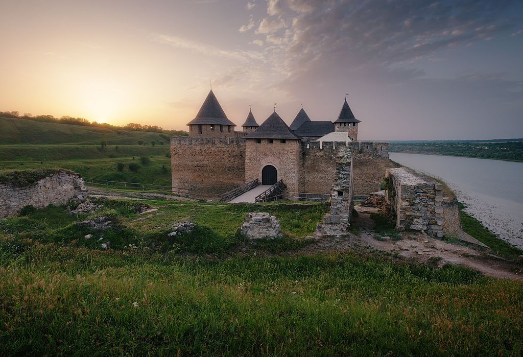 Хотинська фортеця при заході сонця (Чернівецька область). Автор фото — Сергій Рижков