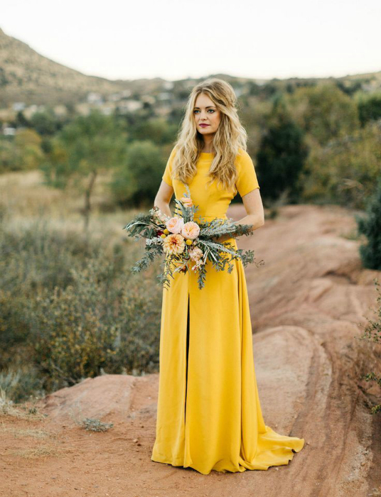 Лаконічне жовта сукня для нареченої.