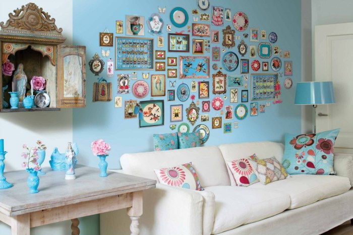 Вітальня кімната в легких пастельних тонах з яскравими декоративними елементами в інтер'єрі.
