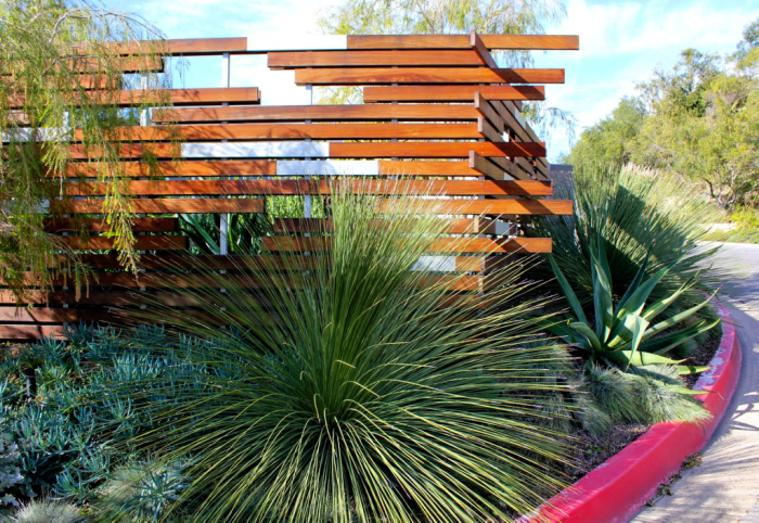 Незвичайна дерев'яна конструкція паркану, яка створить приємне враження.