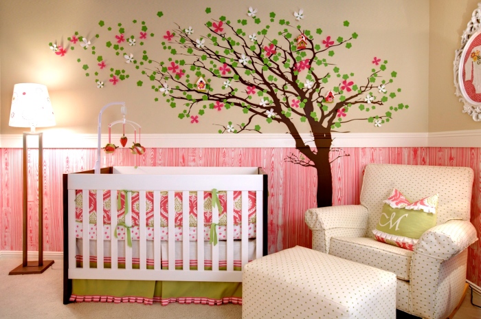 Вінілова наклейка у вигляді дерева з червоними і білими квітами з тканини відмінно підійде для сучасного декору дитячої кімнати. 