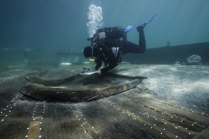 У 1900 році водолазне спорядження було ще не те.