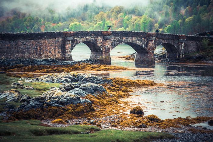 Міст біля замку в Шотландії.