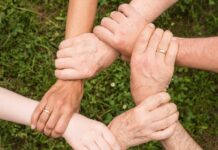 Опитування показало, що українці почали більше довіряти один одному