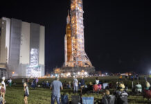 NASA показала підготовку ракети Space Launch System (фото)