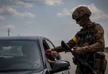 Кому з чоловіків дозволять виїжджати за кордон