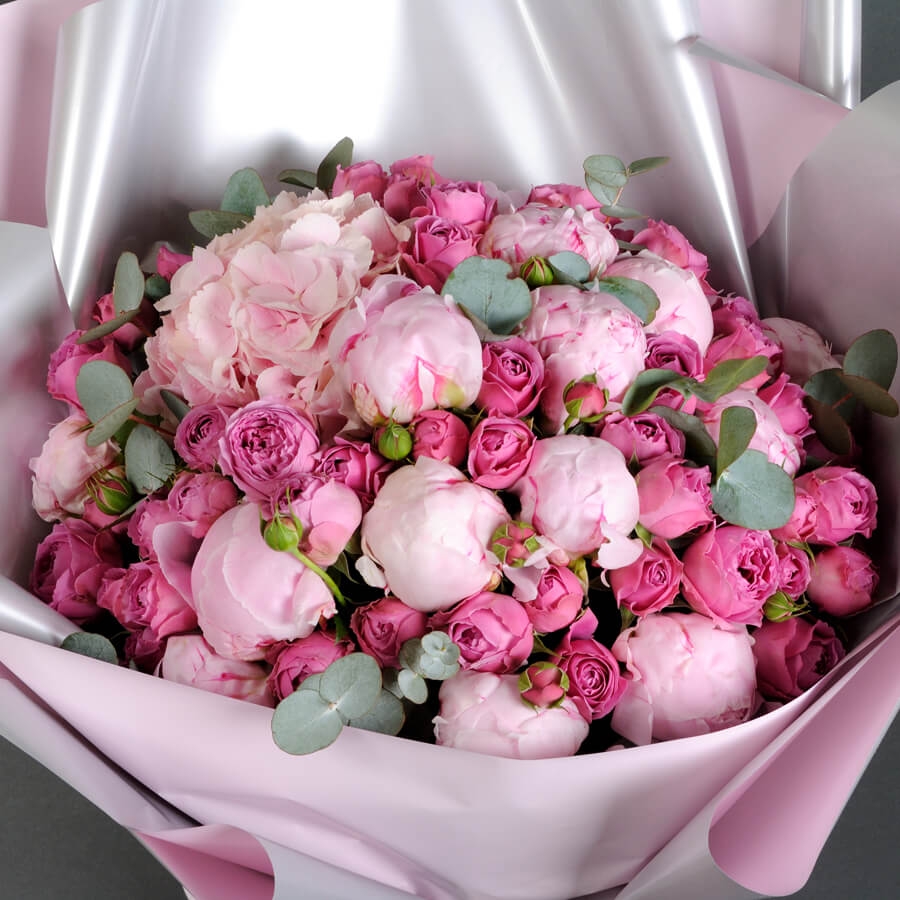 Гарні рожеві квіти для святкового букета