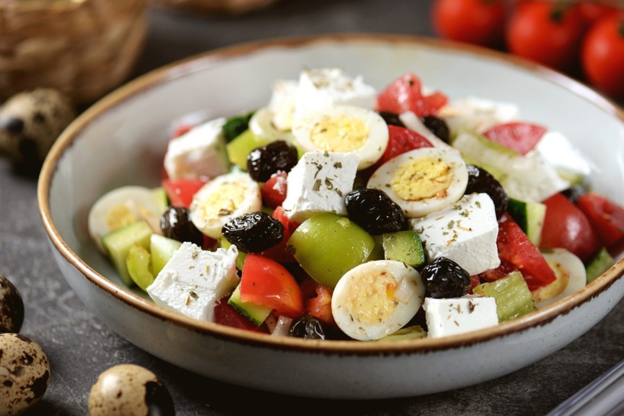 Грецький салат з перепелиними яйцями