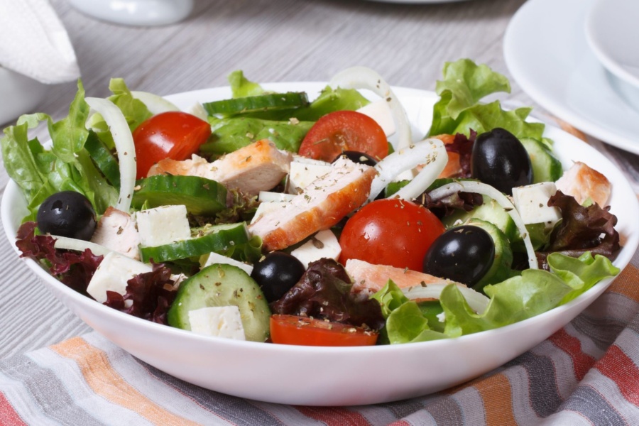 Грецький салат із куркою