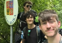 Підлітки пішки дійшли з Британії до України та зібрали мільйон гривень