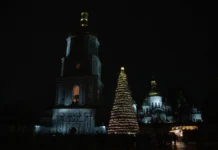 Головна ялинка країни відкрита: дизайн у стилі фресок та нуль гривень з бюджету