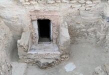 У Єгипті відкрили висічену в скелі гробницю віком 3000 років